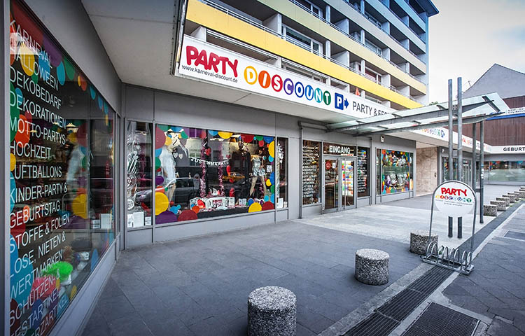 Au�enansicht der Party-Discount & Karneval-Discount D�sseldorf Filiale mit Schaufenstern und Eingangsbereich