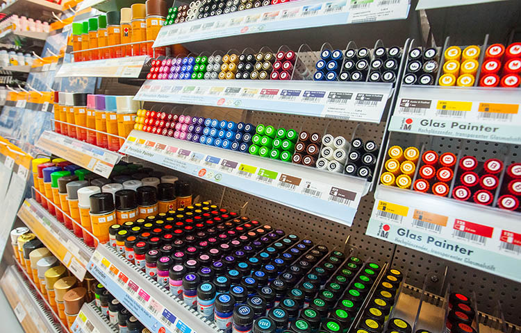 Nahaufnahme von Farbtuben und Stiften in allen Farben in der Bastelabteilung