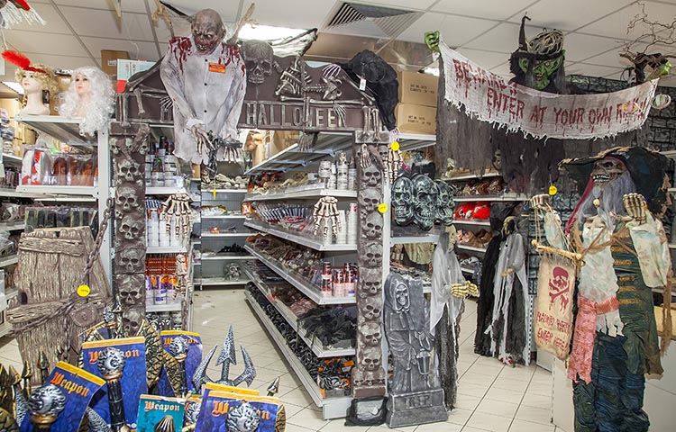 Horrordekorationen und Halloween-Artikel mit gruseligen Figuren und Bannern