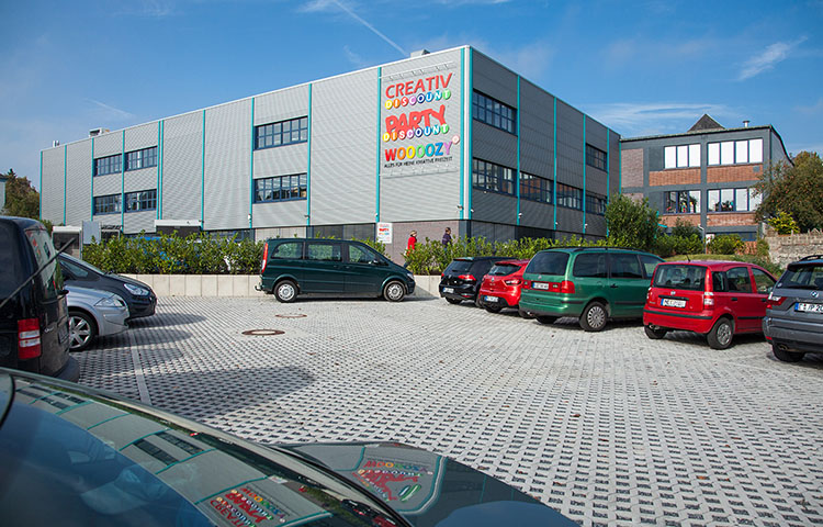 Versandzentrale von Creativ Discount, Party Discount und Woooozy mit gro�er Fassadenbeschriftung