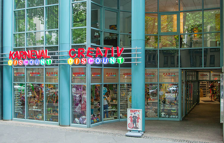 Au�enansicht der Party Discount & Karneval Discount K�ln Filiale mit Schaufenstern und gro�em Eingang