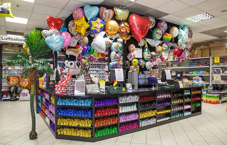 Ballon-Thekenbereich mit Heliumballons in Herz-, Stern- und Figurenform