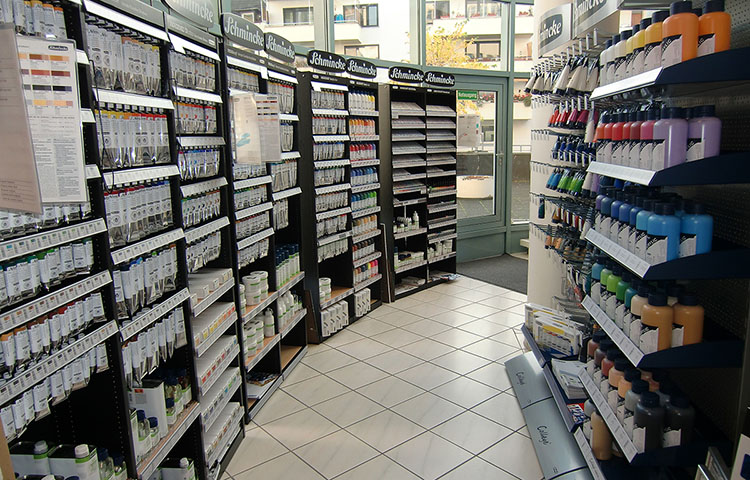 Regale mit K�nstlerfarben, Farbt�pfen und Acrylfarben in vielf�ltigen Farbt�nen