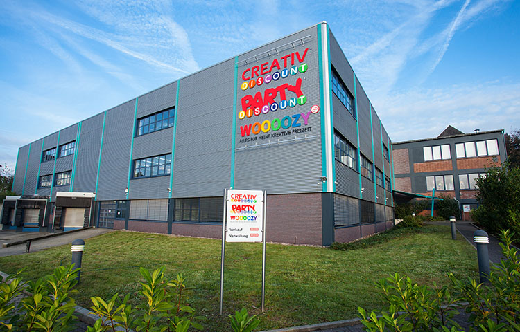 Firmengeb�ude von Creativ Discount, Party Discount und Woooozy mit gro�er Fassadenbeschriftung