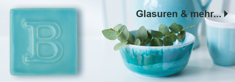 Keramik mit t�rkisfarbener Glasur: Fliese mit Buchstabe B, Schale mit Eukalyptus und Becher im passenden Farbverlauf. Text im Bild: Glasuren & mehr.