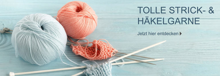 Zwei Wollkn�uel in Hellblau und Koralle mit angestrickten Maschen und Stricknadeln auf hellblauem Holzhintergrund. Text im Bild: Tolle Strick- & H�kelgarne - Jetzt hier entdecken.