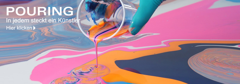 Pouring-Technik: Eine behandschuhte Hand gie�t farbenfrohe Acrylfarbe in Pink, Orange, Blau und Schwarz aus einem Plastikbecher auf eine Leinwand. Die Farben flie�en ineinander und erzeugen marmorierte Strukturen. Links im Bild steht in Wei�: 'POURING - In jedem steckt ein K�nstler. Hier klicken.'