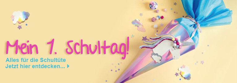 Grafisch gestaltetes Einschulungs-Banner mit pastellfarbener Schult�te mit Einhorn-Motiv, blauem Krepppapier-Verschluss und Glitzer-Deko auf beigem Hintergrund. Text im Bild: Mein 1. Schultag! - Alles f�r die Schult�te. Jetzt hier entdecken...