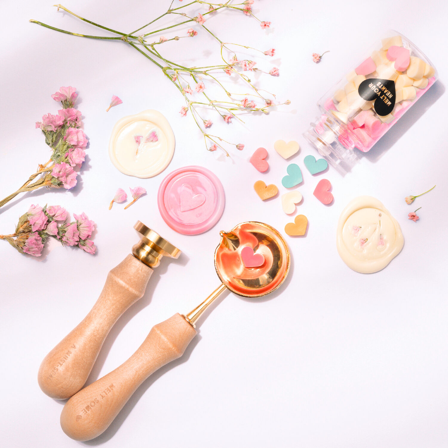 Siegel-Set Pastell Love, Holzgriff mit 2 Siegelmotiven, Schmelzl�ffel, 2x 54 Siegelwachs-Perlen farbig sortiert Bild 3