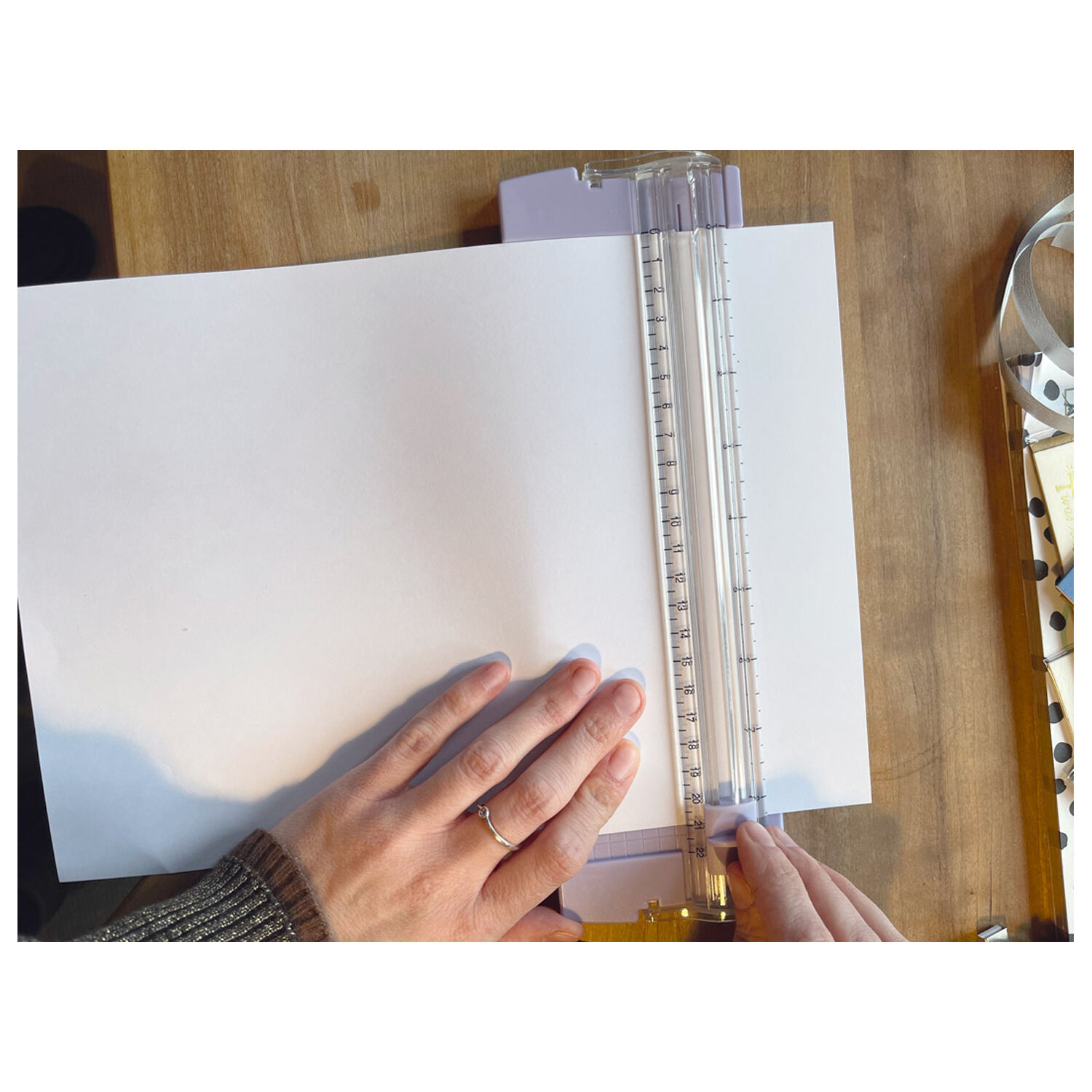 NEU Tragbarer Papierschneider f�r Formate bis DIN A4 Gr��e inkl. ausklappbarem Lineal Bild 5