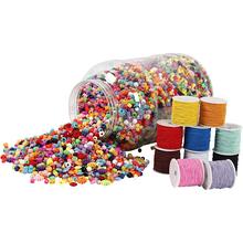 Kunststoffperlen im Eimer und Elastisches Schmuckband